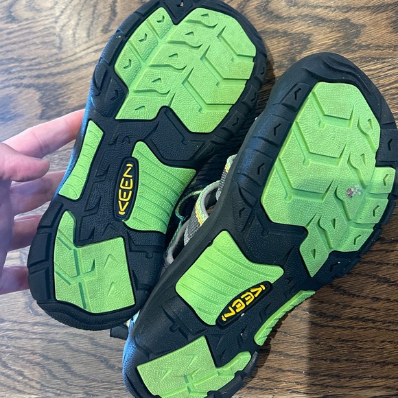 Keen Kids size 4, excellent condition - Picture 2 of 3